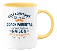 quotedazur - Mug C'est compliqué d'être un Coach Parental et d'avoir toujours raison, mais ça va je gère - Tasse Cadeau Coach Parental Homme - Jaune/Céramique