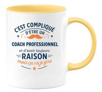 quotedazur - Mug C'est compliqué d'être un Coach Professionnel et d'avoir toujours raison, mais ça va je gère - Tasse Cadeau Coach Professionnel Homme - Jaune/Céramique