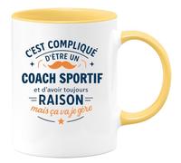quotedazur - Mug C'est compliqué d'être un Coach Sportif et d'avoir toujours raison, mais ça va je gère - Tasse Cadeau Coach Sportif Homme - Jaune/Céramique