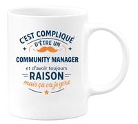 quotedazur - Mug C'est compliqué d'être un Community Manager et d'avoir toujours raison, mais ça va je gère - Tasse Cadeau Community Manager Homme - Blanc/Céramique