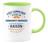 quotedazur - Mug C'est compliqué d'être un Community Manager et d'avoir toujours raison, mais ça va je gère - Tasse Cadeau Community Manager Homme - Vert/Céramique