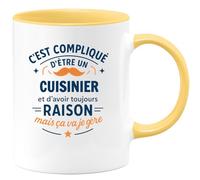 quotedazur - Mug C'est compliqué d'être un Cuisinier et d'avoir toujours raison, mais ça va je gère - Tasse Cadeau Cuisinier Homme - Jaune/Céramique