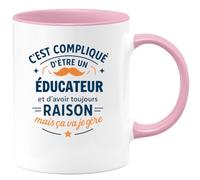 quotedazur - Mug C'est compliqué d'être un Éducateur et d'avoir toujours raison, mais ça va je gère - Tasse Cadeau Éducateur Homme - Rose/Céramique