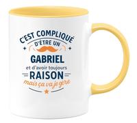quotedazur - Mug C'est compliqué d'être un Gabriel et d'avoir toujours raison, mais ça va je gère - Tasse Cadeau Gabriel Homme - Jaune/Céramique