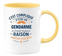 quotedazur - Mug C'est compliqué d'être un Gendarme et d'avoir toujours raison, mais ça va je gère - Tasse Cadeau Gendarme Homme - Jaune/Céramique
