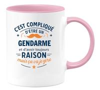 quotedazur - Mug C'est compliqué d'être un Gendarme et d'avoir toujours raison, mais ça va je gère - Tasse Cadeau Gendarme Homme - Rose/Céramique