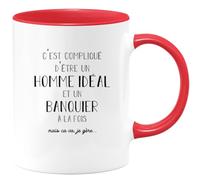quotedazur - Mug C'est Compliqué D'être Un Homme Idéal Et Un Banquier À La Fois Mais Ca Va Je Gère - Rouge/Céramique