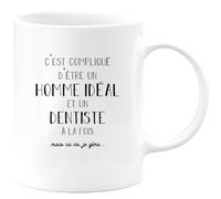quotedazur - Mug C'est Compliqué D'être Un Homme Idéal Et Un Dentiste À La Fois Mais Ca Va Je Gère - Blanc/Céramique