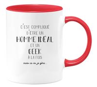 quotedazur - Mug C'est Compliqué D'être Un Homme Idéal Et Un Geek Mais Ça Va Je Gère - Rouge/Céramique