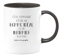 quotedazur - Mug C'est Compliqué D'être Un Homme Idéal Et Un Infirmier À La Fois Mais Ca Va Je Gère - Noir/Céramique