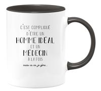 quotedazur - Mug C'est Compliqué D'être Un Homme Idéal Et Un Medecin À La Fois Mais Ca Va Je Gère - Noir/Céramique
