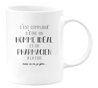 quotedazur - Mug C'est Compliqué D'être Un Homme Idéal Et Un Pharmacien À La Fois Mais Ca Va Je Gère - Blanc/Céramique