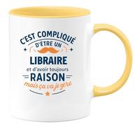 quotedazur - Mug C'est compliqué d'être un Libraire et d'avoir toujours raison, mais ça va je gère - Tasse Cadeau Libraire Homme - Jaune/Céramique
