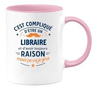 quotedazur - Mug C'est compliqué d'être un Libraire et d'avoir toujours raison, mais ça va je gère - Tasse Cadeau Libraire Homme - Rose/Céramique