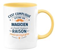 quotedazur - Mug C'est compliqué d'être un Magicien et d'avoir toujours raison, mais ça va je gère - Tasse Cadeau Magicien Homme - Jaune/Céramique