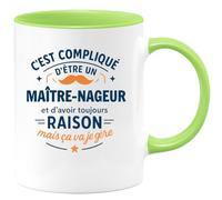 quotedazur - Mug C'est compliqué d'être un Maître-nageur et d'avoir toujours raison, mais ça va je gère - Tasse Cadeau Maître-nageur Homme - Vert/Céramique