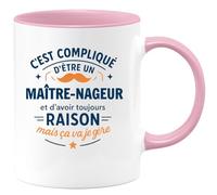 quotedazur - Mug C'est compliqué d'être un Maître-nageur et d'avoir toujours raison, mais ça va je gère - Tasse Cadeau Maître-nageur Homme - Rose/Céramique