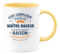 quotedazur - Mug C'est compliqué d'être un Maître-nageur et d'avoir toujours raison, mais ça va je gère - Tasse Cadeau Maître-nageur Homme - Jaune/Céramique
