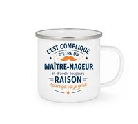 quotedazur - Mug C'est compliqué d'être un Maître-nageur et d'avoir toujours raison, mais ça va je gère - Tasse Cadeau Maître-nageur Homme - Blanc/Emaillé