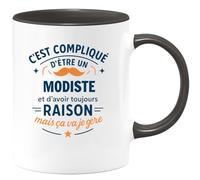 quotedazur - Mug C'est compliqué d'être un Modiste et d'avoir toujours raison, mais ça va je gère - Tasse Cadeau Modiste Homme - Noir/Céramique