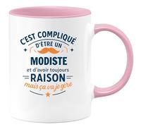 quotedazur - Mug C'est compliqué d'être un Modiste et d'avoir toujours raison, mais ça va je gère - Tasse Cadeau Modiste Homme - Rose/Céramique