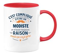 quotedazur - Mug C'est compliqué d'être un Modiste et d'avoir toujours raison, mais ça va je gère - Tasse Cadeau Modiste Homme - Rouge/Céramique