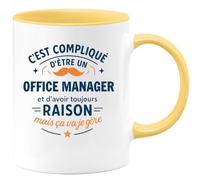 quotedazur - Mug C'est compliqué d'être un Office Manager et d'avoir toujours raison, mais ça va je gère - Tasse Cadeau Office Manager Homme - Jaune/Céramique