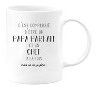 quotedazur - Mug C'est Compliqué D'être Un Papa Parfait Et Chef À La Fois Mais Je Gère - Blanc/Céramique