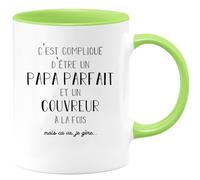 quotedazur - Mug C'est Compliqué D'être Un Papa Parfait Et Couvreur À La Fois Mais Je Gère - Vert/Céramique
