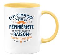 quotedazur - Mug C'est compliqué d'être un Pépiniériste et d'avoir toujours raison, mais ça va je gère - Tasse Cadeau Pépiniériste Homme - Jaune/Céramique