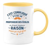 quotedazur - Mug C'est compliqué d'être un Professeur des écoles et d'avoir toujours raison, mais ça va je gère - Tasse Cadeau Professeur des écoles Homme - Jaune/Céramique