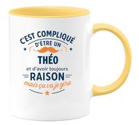 quotedazur - Mug C'est compliqué d'être un Théo et d'avoir toujours raison, mais ça va je gère - Tasse Cadeau Théo Homme - Jaune/Céramique