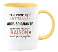 quotedazur - Mug C'est compliqué d'être une Aide-soignante et d'avoir toujours raison, mais ça va je gère - Tasse Cadeau Femme - Jaune/Céramique