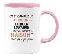 quotedazur - Mug C'est compliqué d'être une Cadre en éducation et d'avoir toujours raison, mais ça va je gère - Tasse Cadeau Femme - Rose/Céramique