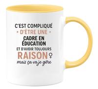 quotedazur - Mug C'est compliqué d'être une Cadre en éducation et d'avoir toujours raison, mais ça va je gère - Tasse Cadeau Femme - Jaune/Céramique