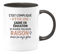 quotedazur - Mug C'est compliqué d'être une Cadre en éducation et d'avoir toujours raison, mais ça va je gère - Tasse Cadeau Femme - Noir/Céramique