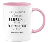 quotedazur - Mug C'est Compliqué D'être Une Princesse Et Aide soignante À La Fois Mais Je Gère - Rose/Céramique
