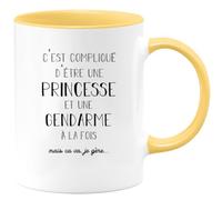 quotedazur - Mug C'est Compliqué D'être Une Princesse Et Gendarme À La Fois Mais Je Gère - Jaune/Céramique