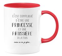 quotedazur - Mug C'est Compliqué D'être Une Princesse Et Patissiere À La Fois Mais Je Gère - Rouge/Céramique