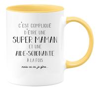 quotedazur - Mug C'est Compliqué D'être Une Super Maman Et Aide soignante À La Fois Mais Je Gère - Jaune/Céramique