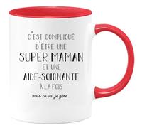 quotedazur - Mug C'est Compliqué D'être Une Super Maman Et Aide soignante À La Fois Mais Je Gère - Rouge/Céramique