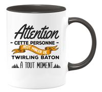 quotedazur - Mug Cette Personne Peut Parler De Twirling Bâton À Tout Moment Noir/Céramique
