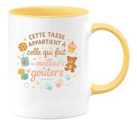 quotedazur - Mug Cette tasse appartient à celle qui fait les meilleurs goûters - Tasse Cadeau Nounou Femme - Jaune/Céramique
