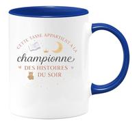 quotedazur - Mug Cette tasse appartient à la championne des histoires du soir - Tasse Cadeau Nounou Femme - Bleu/Céramique