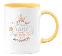 quotedazur - Mug Cette tasse appartient à la reine des comptines et des goûters - Tasse Cadeau Nounou Femme - Jaune/Céramique