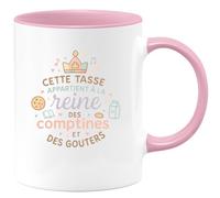 quotedazur - Mug Cette tasse appartient à la reine des comptines et des goûters - Tasse Cadeau Nounou Femme - Rose/Céramique