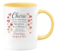 quotedazur - Mug Chérie tu te souviens comme nous étions heureux il y a 20 ans ? mais on ne connaissait pas... C'est bien ce que je dis ! - Tasse Cadeau Amour - Jaune/Céramique
