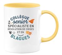 quotedazur - Mug Collègue senior spécialiste en résolution de crises et en blagues - Tasse Cadeau Collègue Homme - Jaune/Céramique