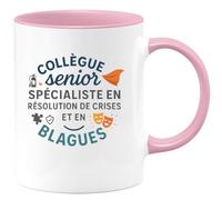 quotedazur - Mug Collègue senior spécialiste en résolution de crises et en blagues - Tasse Cadeau Collègue Homme - Rose/Céramique