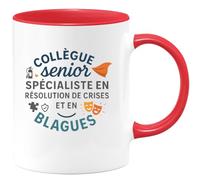 quotedazur - Mug Collègue senior spécialiste en résolution de crises et en blagues - Tasse Cadeau Collègue Homme - Rouge/Céramique